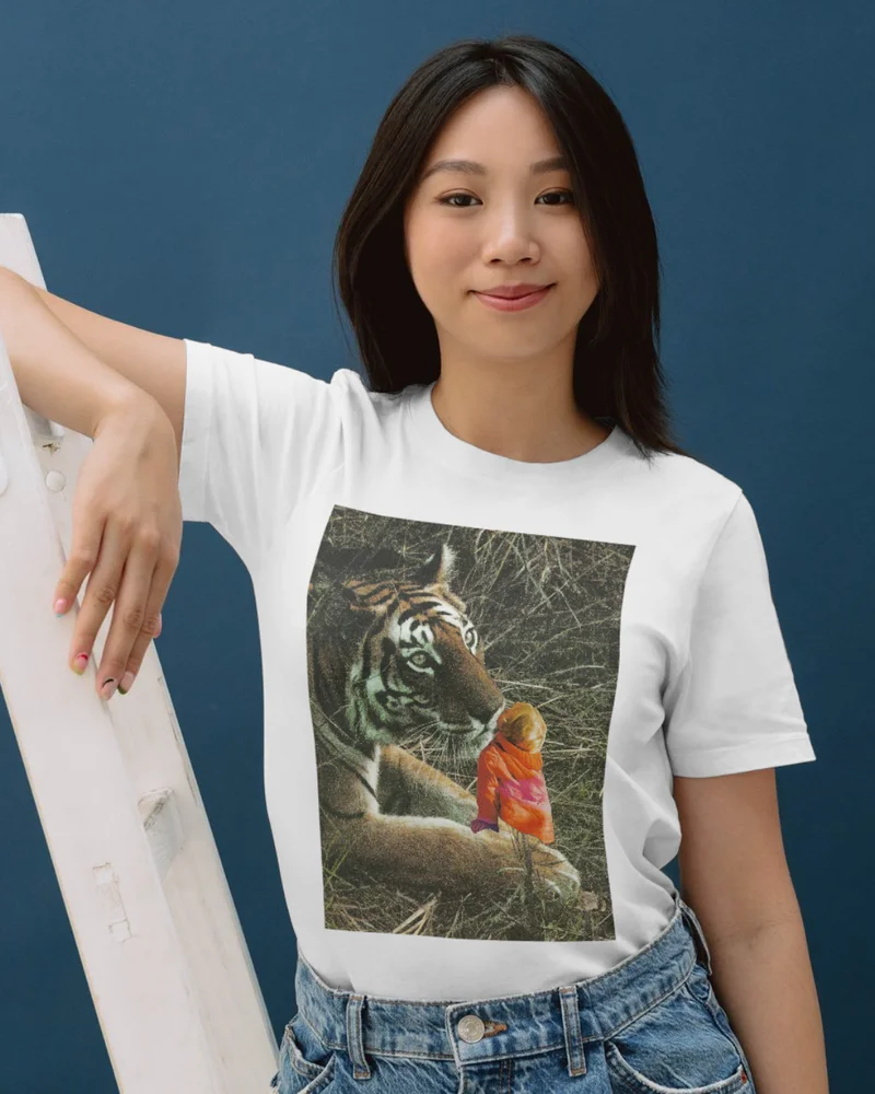 Camiseta con reproducción de obra de Fenik Collage